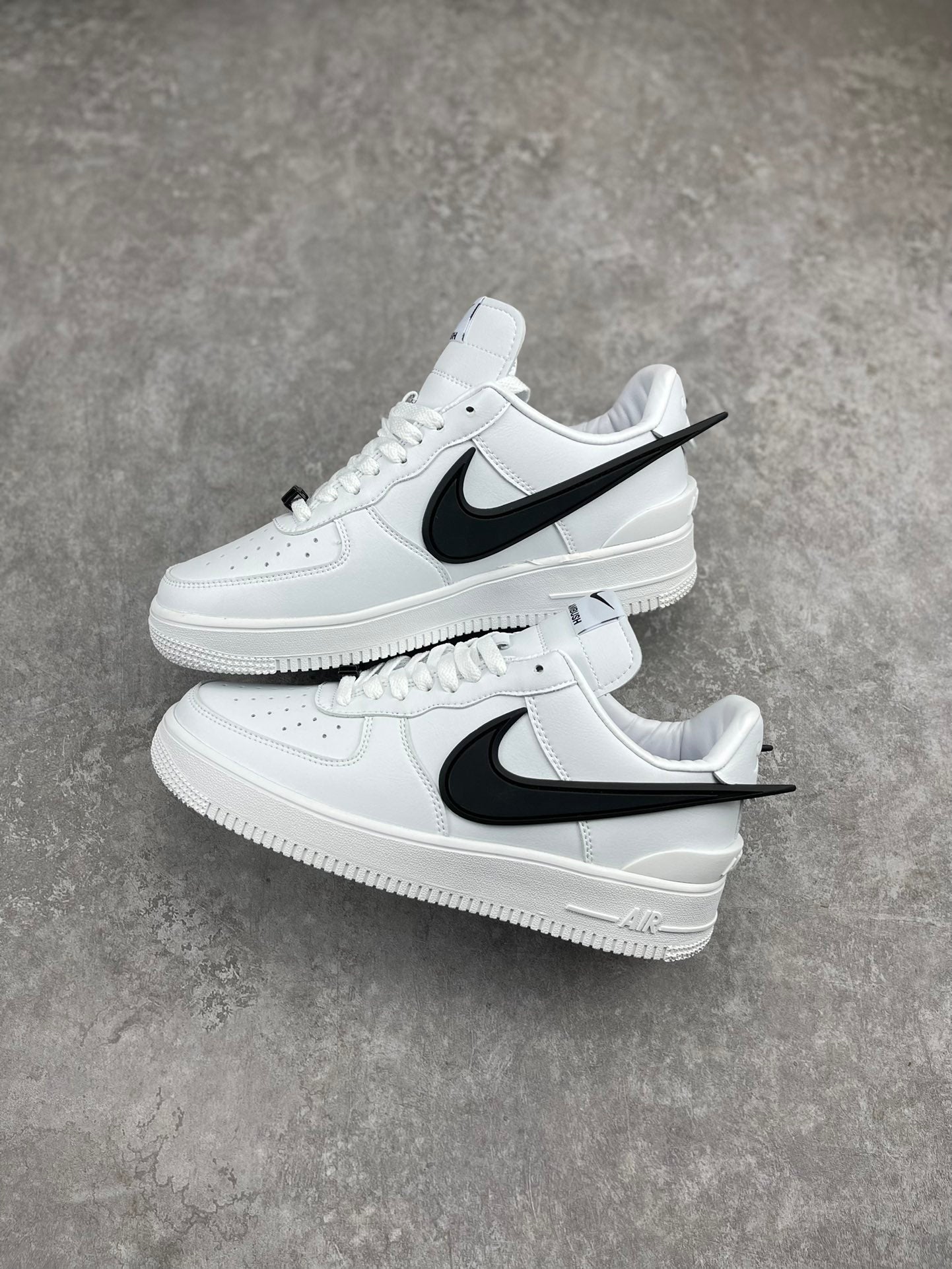 ナイキNike Air Force 1 Low空軍1号のオールマイティーカジュアルスニーカーは柔らかく、弾力性のある緩衝性能と優れたミッドソール設計で、レトロと現代にまたがる外形を組み合わせ、世界で30年以上風靡してきたForce 1を生み出し、