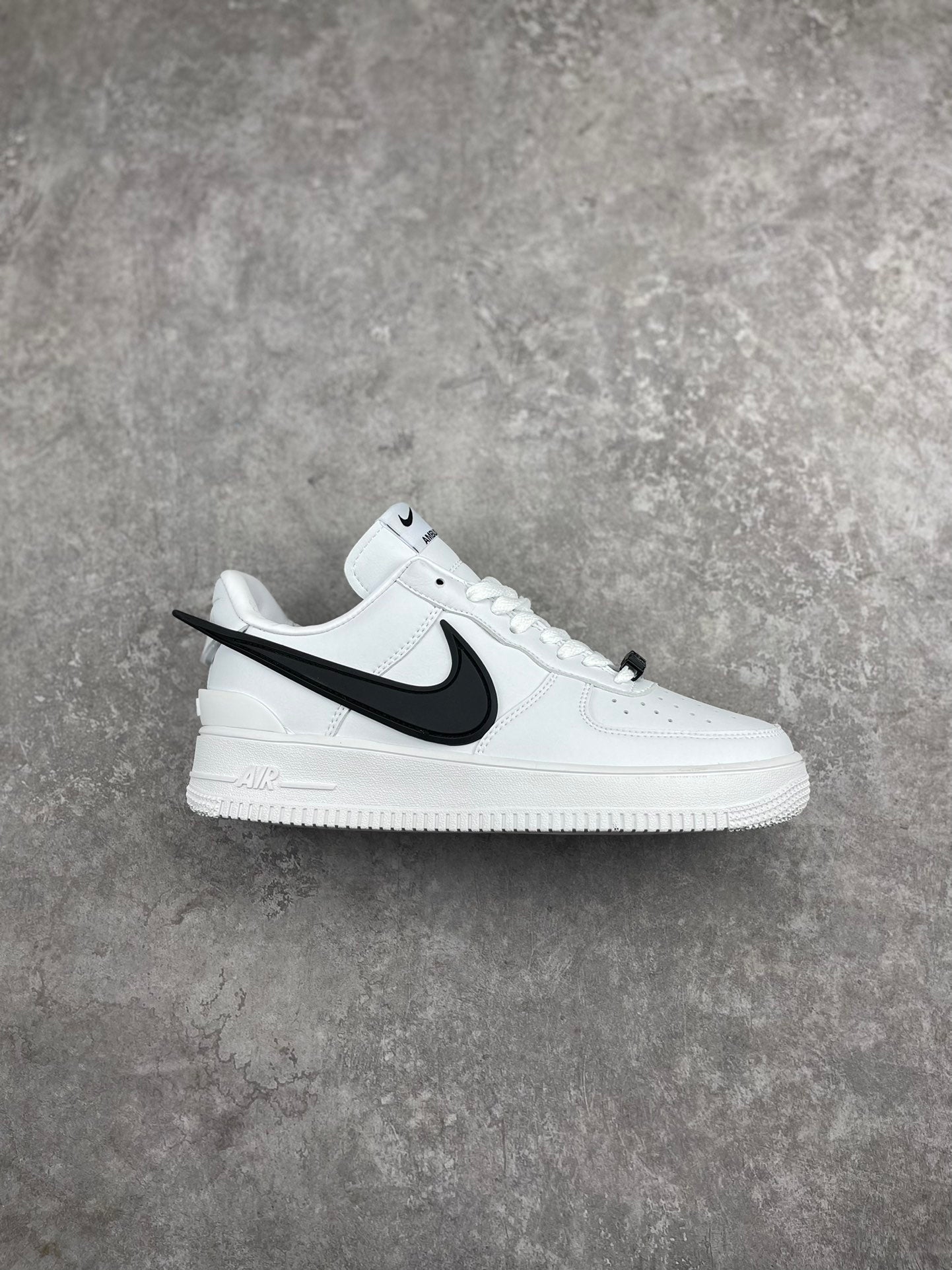 ナイキNike Air Force 1 Low空軍1号のオールマイティーカジュアルスニーカーは柔らかく、弾力性のある緩衝性能と優れたミッドソール設計で、レトロと現代にまたがる外形を組み合わせ、世界で30年以上風靡してきたForce 1を生み出し、