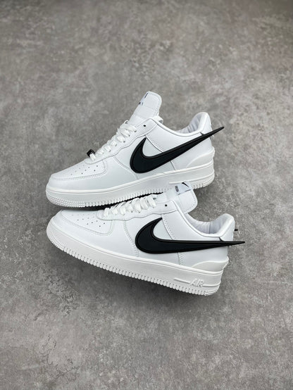 ナイキNike Air Force 1 Low空軍1号のオールマイティーカジュアルスニーカーは柔らかく、弾力性のある緩衝性能と優れたミッドソール設計で、レトロと現代にまたがる外形を組み合わせ、世界で30年以上風靡してきたForce 1を生み出し、