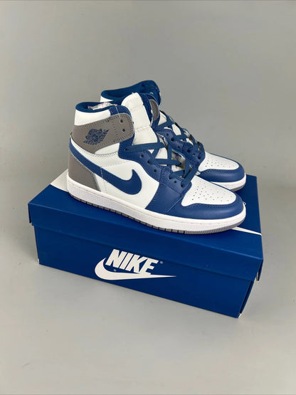 Nike Air Jordan 1 High OG「True Blue」35周年記念 ホワイト×ディープブルー×グレー ハイカットバスケットボールシューズ