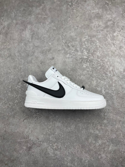 ナイキNike Air Force 1 Low空軍1号のオールマイティーカジュアルスニーカーは柔らかく、弾力性のある緩衝性能と優れたミッドソール設計で、レトロと現代にまたがる外形を組み合わせ、世界で30年以上風靡してきたForce 1を生み出し、