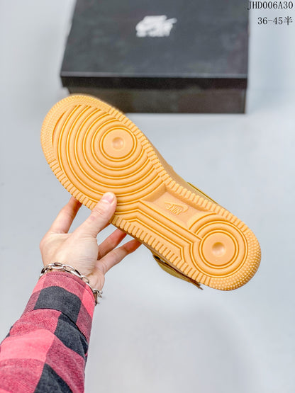 ナイキNike Air Force 1 Low空軍1号のオールマイティーカジュアルスニーカーは柔らかく、弾力性のある緩衝性能と優れたミッドソール設計で、レトロと現代にまたがる外形を組み合わせ、世界を30年以上風靡してきたForce 1を生み出し、