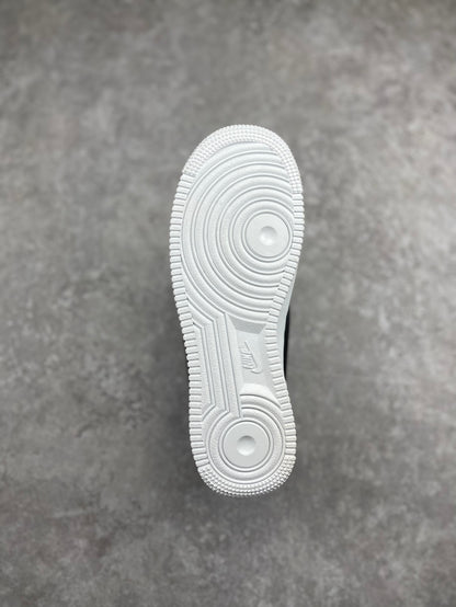 ナイキNike Air Force 1 Low空軍1号のオールマイティーカジュアルスニーカーは柔らかく、弾力性のある緩衝性能と優れたミッドソール設計で、レトロと現代にまたがる外形を組み合わせ、世界で30年以上風靡してきたForce 1を生み出し、